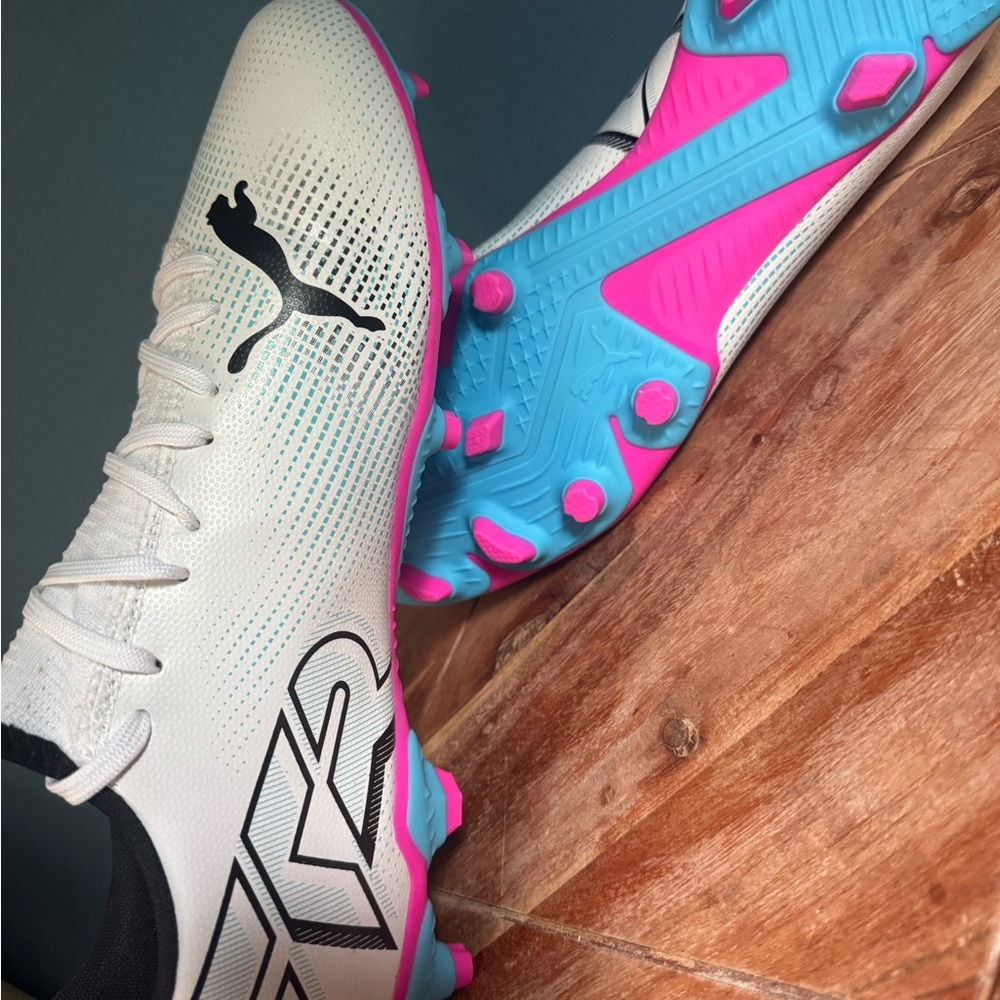 Puma Future 7 Play FG/AG Low Soccer Cleats